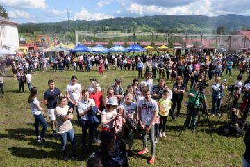 Sute de participanți și zeci de artiști la Sărbătoarea Bujorului de Munte, ediția a XIV-a, la Șaru Dornei
