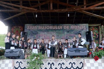 Sărbătoarea Bujorului de Munte, ediția a XIV-a, la Șaru Dornei