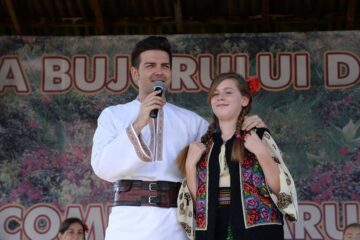 Sute de participanți și zeci de artiști la Sărbătoarea Bujorului de Munte, ediția a XIV-a, la Șaru Dornei