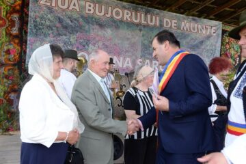 Sute de participanți și zeci de artiști la Sărbătoarea Bujorului de Munte, ediția a XIV-a, la Șaru Dornei