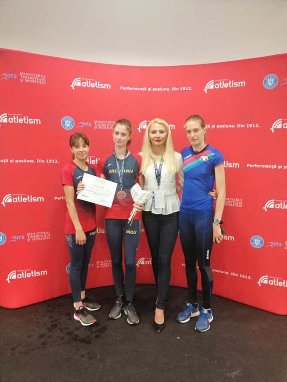 Antrenoarea Erzilia Țîmpău, alături de sportivele sale