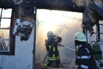 Pompierii au muncit ore bune pentru a lichida incendiul