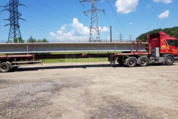 Primele 6 grinzi din beton de 24 m lungime pentru noul pod au ajuns joi dimineață