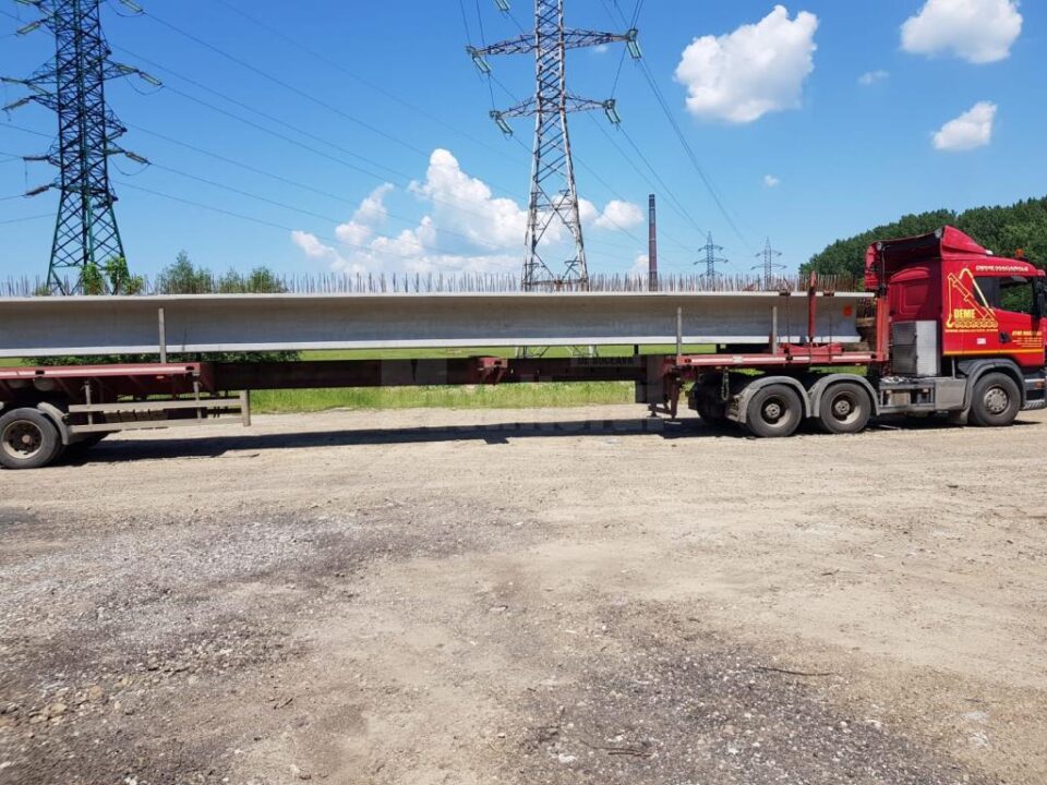 Primele 6 grinzi din beton de 24 m lungime pentru noul pod au ajuns joi dimineață