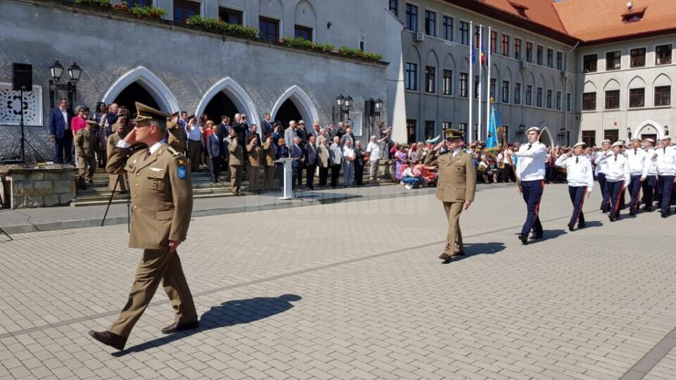 Defilarea este deschisă de colonel doctor Romeo-Aurelian Popovici, comandantul Colegiului Național Militar „Ștefan cel Mare” și locotenent - colonel Adrian Dumitrescu. (2)