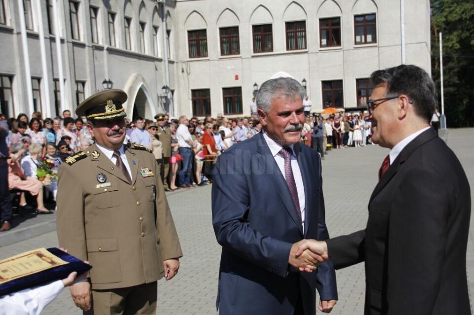 Se conferă diploma Profesorul Anului - profesorului Radu Ciumașu în semn de respect și apreciere a rezultatelor obținute, premierea este facuta de primarul Mihaiță Negură