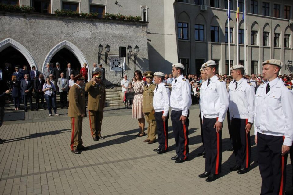 conferirea titlului de Clasa Căpitan - Erou Aurel Vasilescu, clasei a XI-a D. Comandant de companie mr. Iulian Vrînceanu și profesor diriginte Mihaela Pintilei