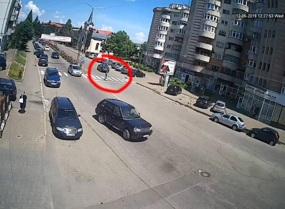 O mamă și fiul ei de 2 ani, accidentați pe trecerea de pietoni de un șofer care dădea cu spatele