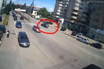 Momentul în care mama și copilul sunt izbiți de mașină