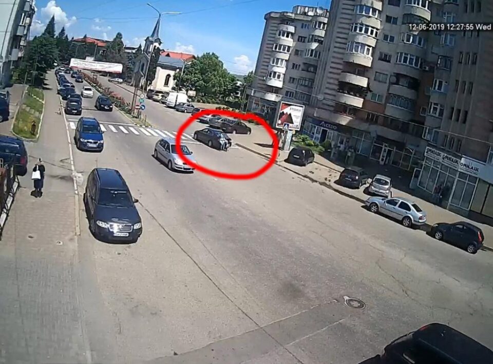 Momentul în care mama și copilul sunt izbiți de mașină
