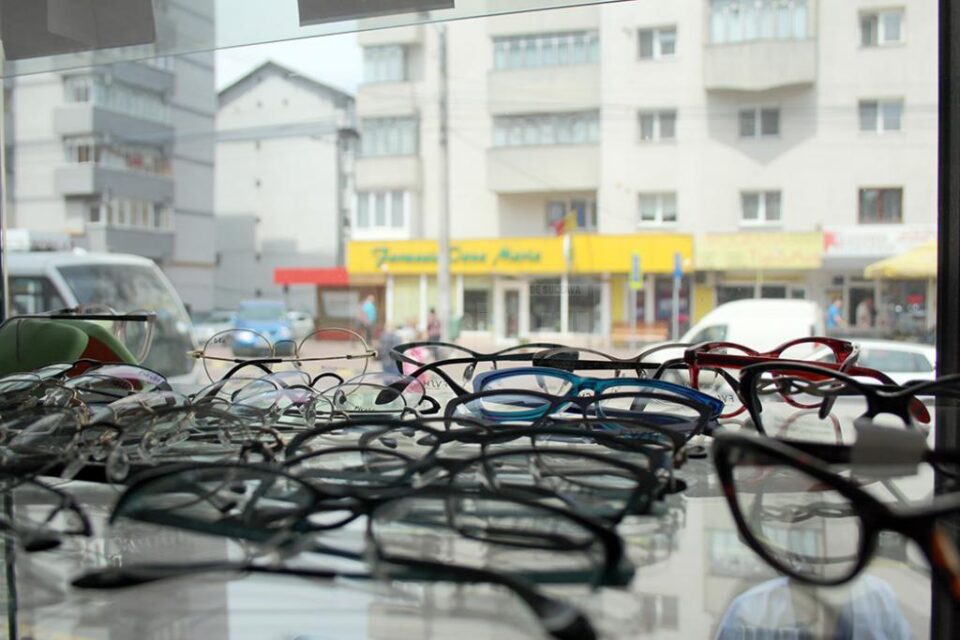 Reduceri de vară la Eye’s Optic Suceava – 50% la ramele semnalizate la raft, lentile fotocromatice Zeiss bonus și consultații optometrice gratuite