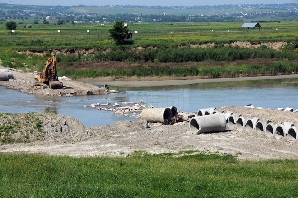 Podul provizoriu distrus de debitul ridicat