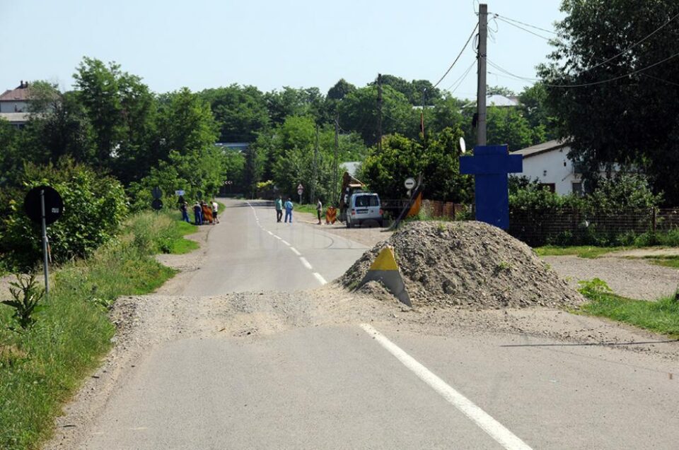 Podul provizoriu distrus de debitul ridicat