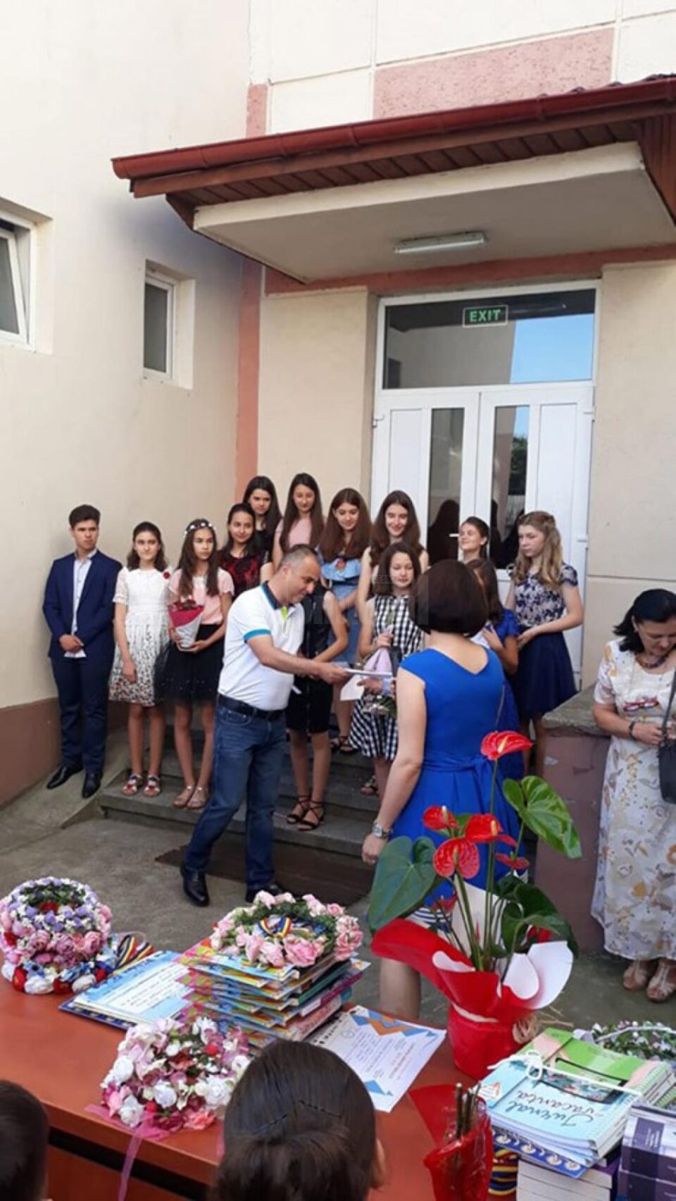 Fiecare elev care a obținut media 10 la finalul anului școlar a primit un premiu de câte 500 de lei de la primarul Dănuț Chidoveț