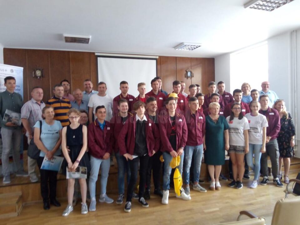 Iuliana Huțanu, elevă în clasa a VII-a la Siret, a fost premiată de Cornel Manaz pentru cercetare, iar Alexi Darian Nicula, din clasa a X-a, pentru activitatea școlară