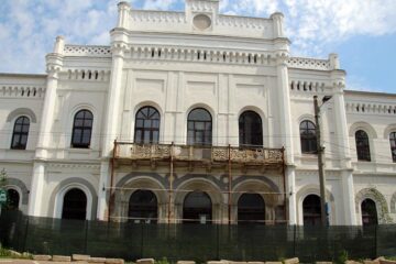 Fațada renovată, cu excepția balconului, ce trebuie restaurat