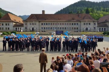Ceremonialul ultimului apel a reunit alături de elevii claselor a XII-a rude și prieteni. Foto: Miruna Modiga, Laurențiu Sbiera