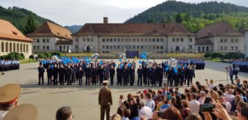 Ceremonialul ultimului apel a reunit alături de elevii claselor a XII-a rude și prieteni. Foto: Miruna Modiga, Laurențiu Sbiera