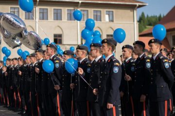 Ceremonialul ultimului apel a reunit alături de elevii claselor a XII-a rude și prieteni. Foto: Miruna Modiga, Laurențiu Sbiera