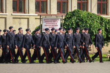 Ceremonialul ultimului apel a reunit alături de elevii claselor a XII-a rude și prieteni. Foto: Miruna Modiga, Laurențiu Sbiera