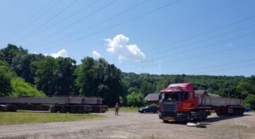 Primele grinzi pentru Podul Unirii, de 24 de metri lungime, au ajuns la Suceava