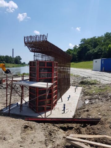 Primele grinzi pentru Podul Unirii, de 24 de metri lungime, au ajuns la Suceava