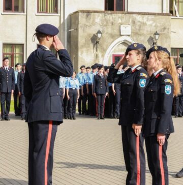 Ceremonialul ultimului apel a reunit alături de elevii claselor a XII-a rude și prieteni. Foto: Miruna Modiga, Laurențiu Sbiera