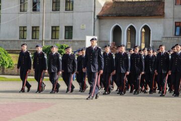 Ceremonialul ultimului apel a reunit alături de elevii claselor a XII-a rude și prieteni. Foto: Miruna Modiga, Laurențiu Sbiera