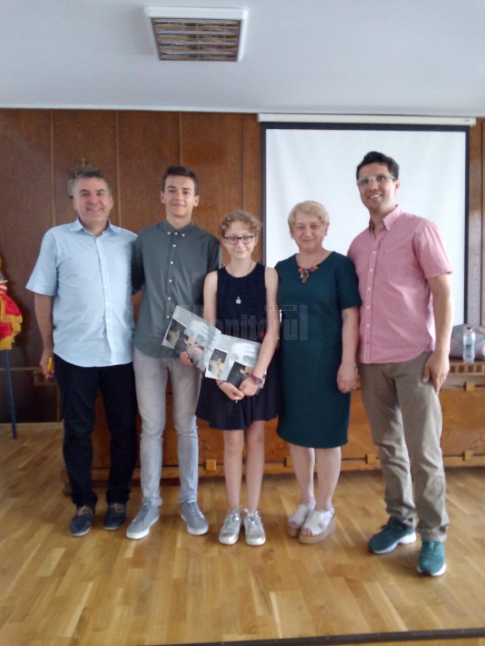 Iuliana Huțanu, elevă în clasa a VII-a la Siret, a fost premiată de Cornel Manaz pentru cercetare, iar Alexi Darian Nicula, din clasa a X-a, pentru activitatea școlară