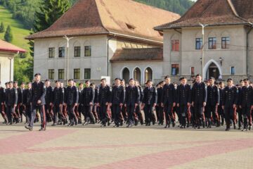 Ceremonialul ultimului apel a reunit alături de elevii claselor a XII-a rude și prieteni. Foto: Miruna Modiga, Laurențiu Sbiera