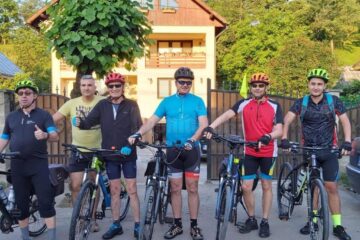 Dan Lefter (stânga) a plecat, împreună cu alți patru prieteni, într-un tur al României cu bicicleta