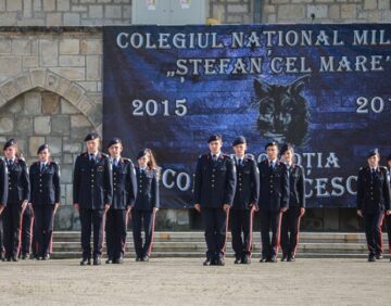 Ceremonialul ultimului apel a reunit alături de elevii claselor a XII-a rude și prieteni. Foto: Miruna Modiga, Laurențiu Sbiera