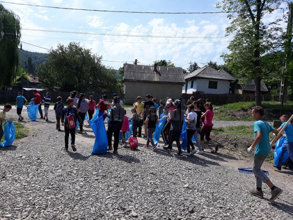 Acțiune de ecologizare a spațiilor verzi în comuna Preutești