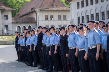 Ceremonialul ultimului apel a reunit alături de elevii claselor a XII-a rude și prieteni. Foto: Miruna Modiga, Laurențiu Sbiera