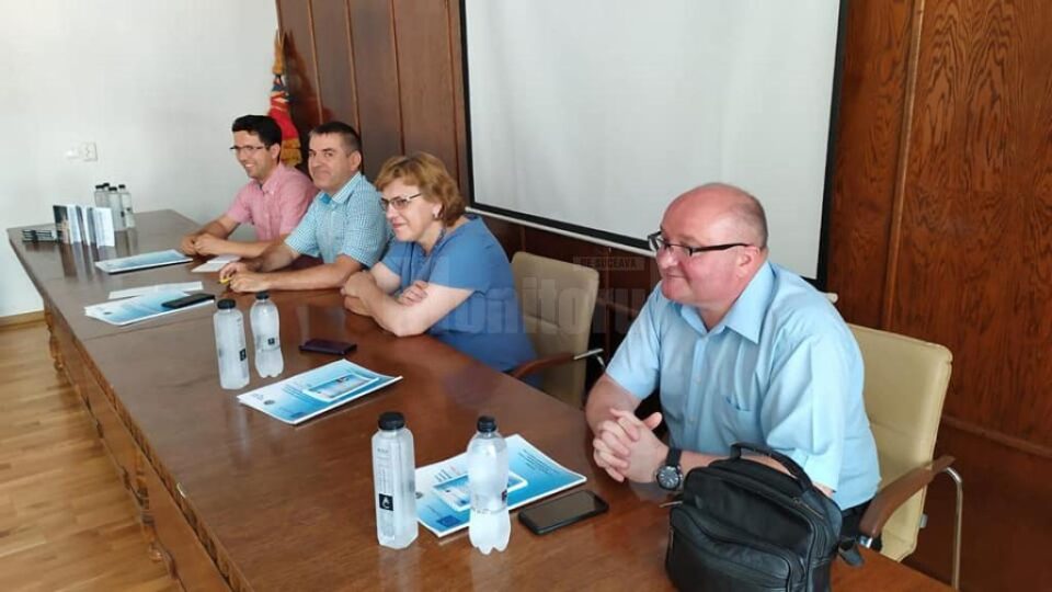 Iuliana Huțanu, elevă în clasa a VII-a la Siret, a fost premiată de Cornel Manaz pentru cercetare, iar Alexi Darian Nicula, din clasa a X-a, pentru activitatea școlară