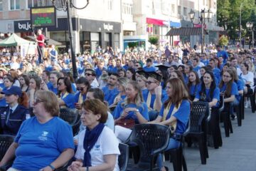 Absolvenții promoției 2019, de la Universitatea din Suceava, au fost celebrați în centrul municipiului