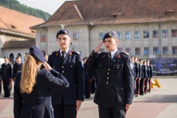 Ceremonialul ultimului apel a reunit alături de elevii claselor a XII-a rude și prieteni. Foto: Miruna Modiga, Laurențiu Sbiera