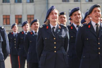 Ceremonialul ultimului apel a reunit alături de elevii claselor a XII-a rude și prieteni. Foto: Miruna Modiga, Laurențiu Sbiera