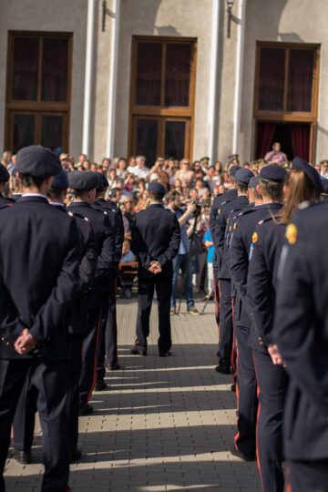 Ceremonialul ultimului apel a reunit alături de elevii claselor a XII-a rude și prieteni. Foto: Miruna Modiga, Laurențiu Sbiera