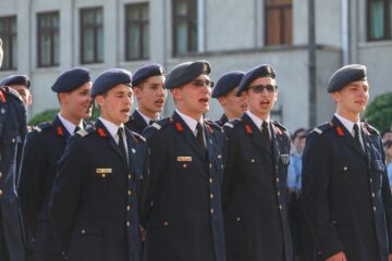 Ceremonialul ultimului apel a reunit alături de elevii claselor a XII-a rude și prieteni. Foto: Miruna Modiga, Laurențiu Sbiera