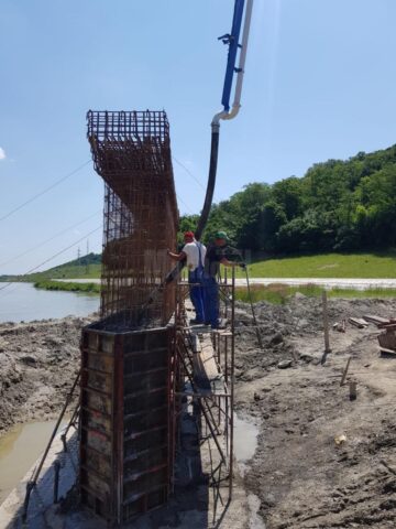 Primele grinzi pentru Podul Unirii, de 24 de metri lungime, au ajuns la Suceava