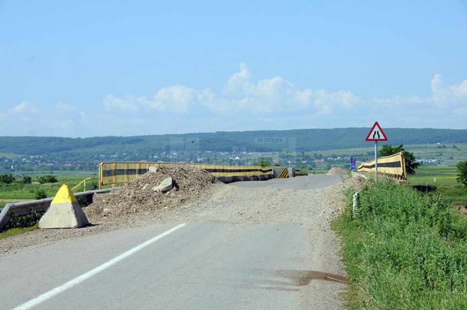 Podul provizoriu distrus de debitul ridicat