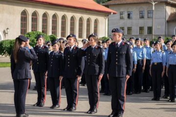 Ceremonialul ultimului apel a reunit alături de elevii claselor a XII-a rude și prieteni. Foto: Miruna Modiga, Laurențiu Sbiera
