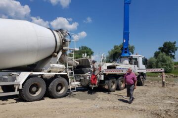 Lucrările de realizare a noului pod peste apa Sucevei, inspectate de primarul Ion Lungu