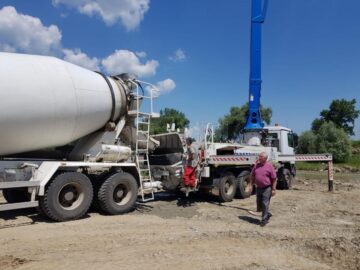 Lucrările de realizare a noului pod peste apa Sucevei, inspectate de primarul Ion Lungu