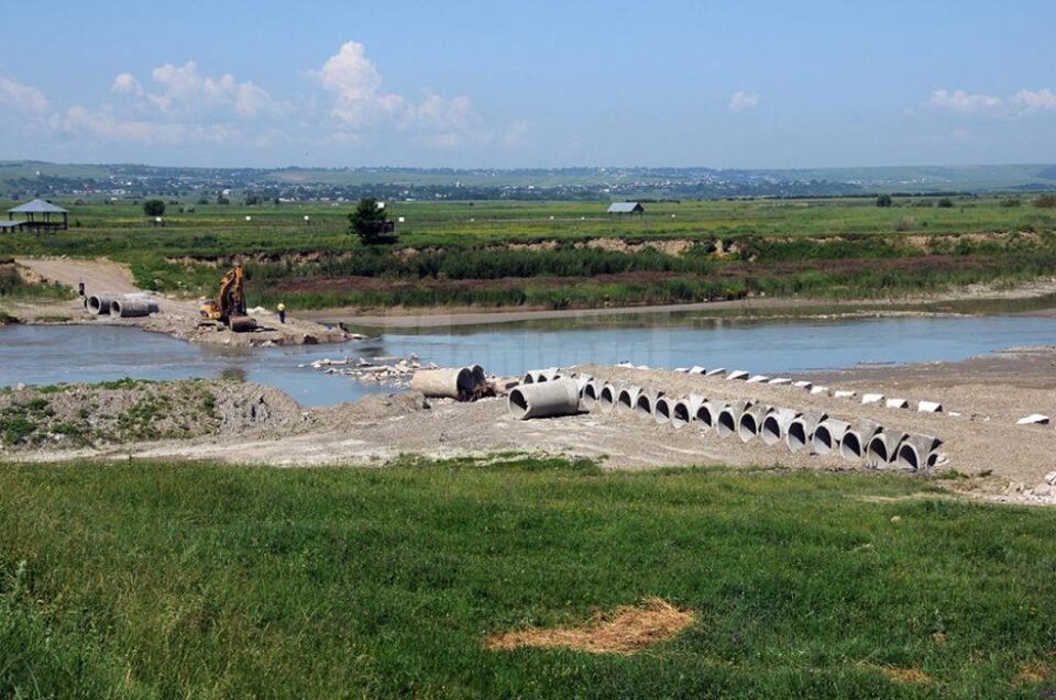 Podul provizoriu distrus de debitul ridicat