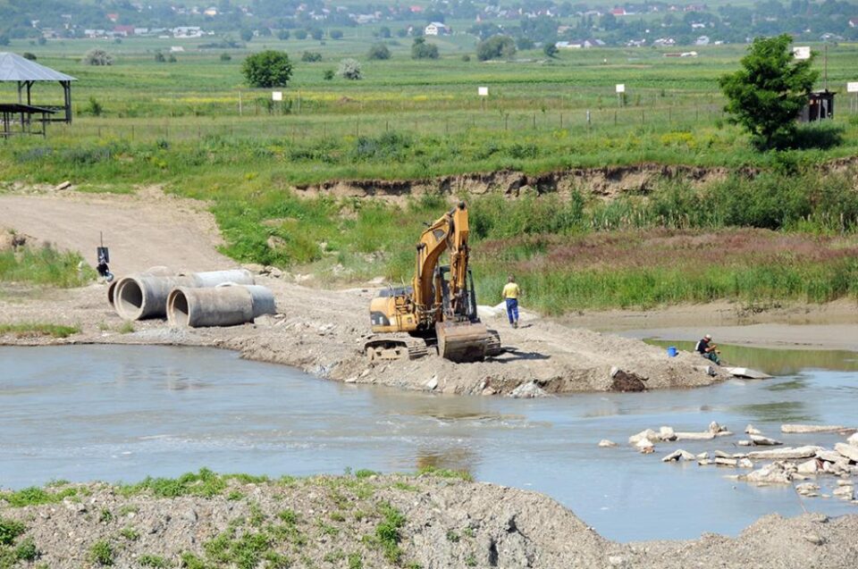Podul provizoriu distrus de debitul ridicat