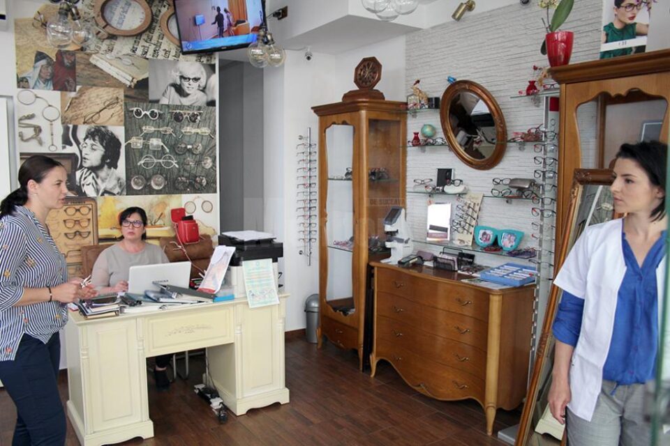 Reduceri de vară la Eye’s Optic Suceava – 50% la ramele semnalizate la raft, lentile fotocromatice Zeiss bonus și consultații optometrice gratuite