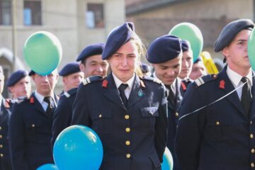 Ceremonialul ultimului apel a reunit alături de elevii claselor a XII-a rude și prieteni. Foto: Miruna Modiga, Laurențiu Sbiera