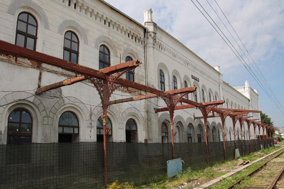 Lucrările de la Gara Ițcani, abandonate în plină desfășurare